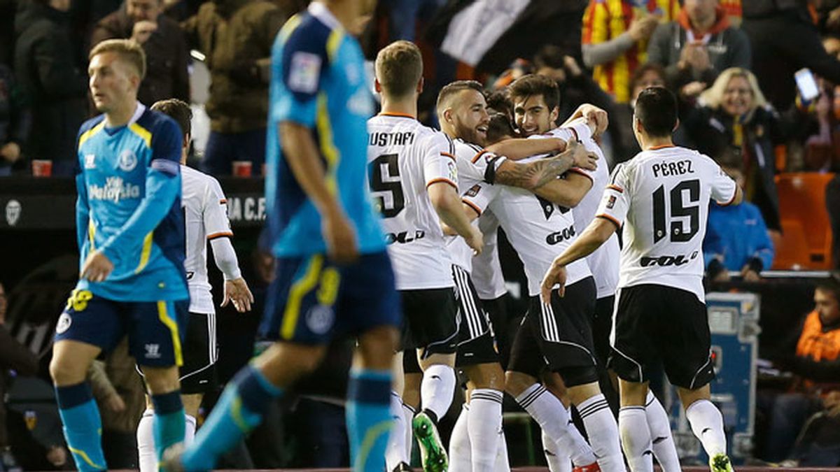 El Valencia se lleva el duelo por la 'Champions' ante un impotente Sevilla