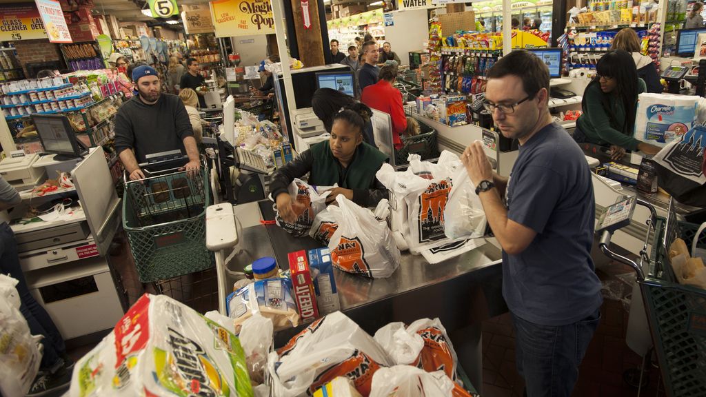Los supermercados se colapsan a la espera del huracán