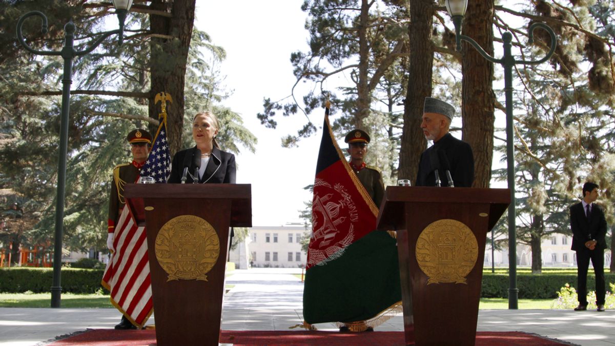 Hillary Clinton y Hamid Karzai en Afganistán