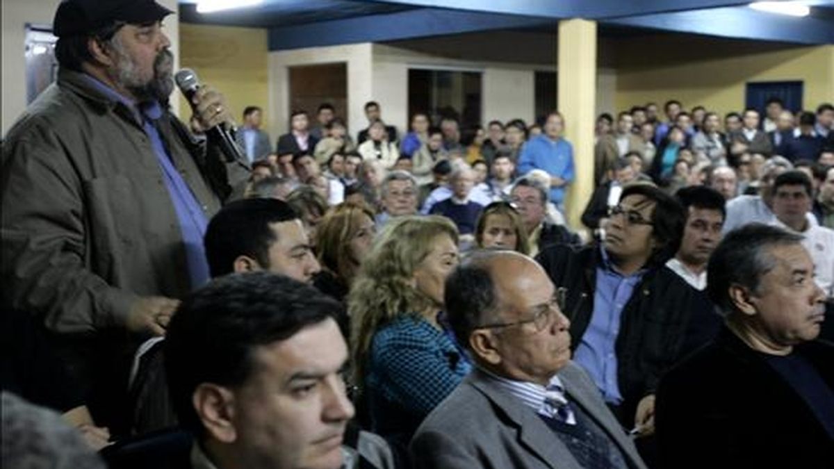 Imagen de este martes de la reunión realizada en la sede del partido Liberal Radical Auténtico (PLRA) en Asunción (Paraguay), en la que sus miembros decidieron desentenderse de la coalición de Gobierno. EFE