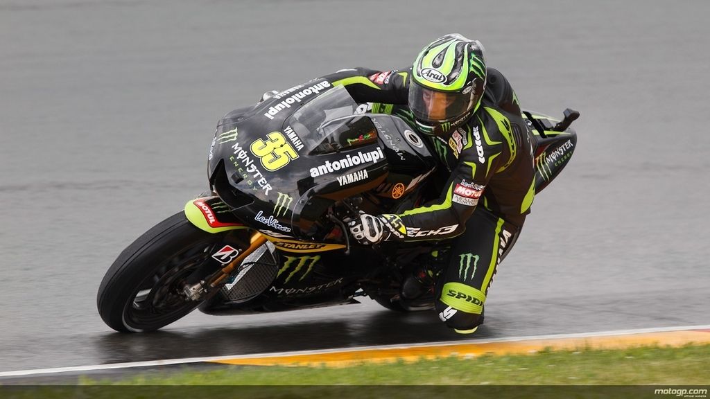 La visera transparente de Crutchlow nos deja ver su tensión en las curvas mojadas de Sachsenring