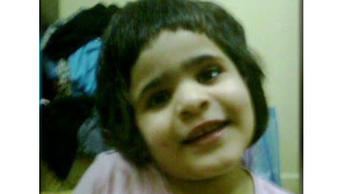 Predicador saudí,condenado,8 años,600 latigazos,mata su hija,niña 5 años