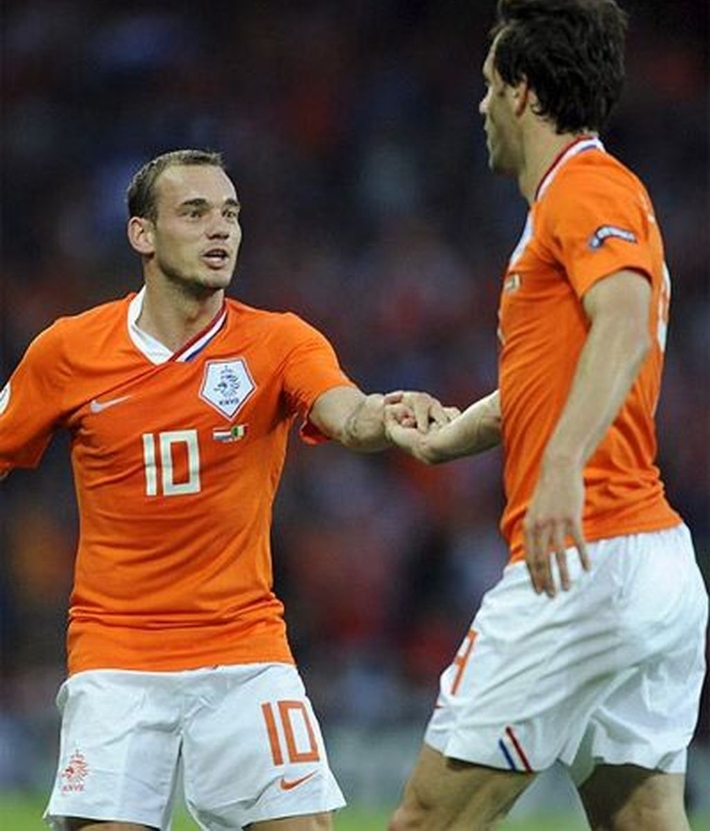 Los protagonistas del encuentro celebran el gol