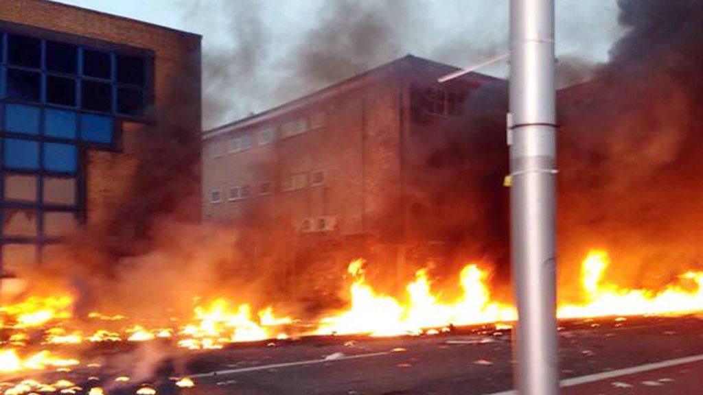 Dos muertos y once heridos al estrellarse un helicóptero en Londres