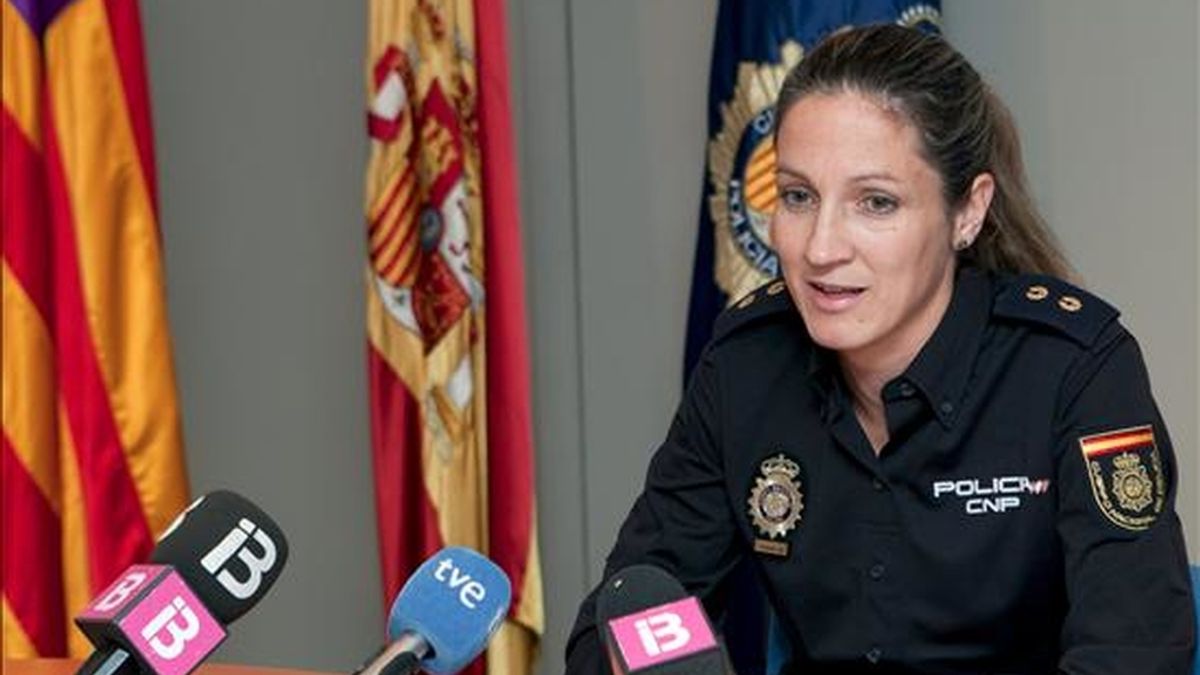 La portavoz de la Jefatura Superior de Policia de Baleares, Janka Jurqiewicz, durante la rueda de prensa que ofreció este viernes tras el hallazgo de una maleta con restos óseos de un niño en  Menorca. EFE