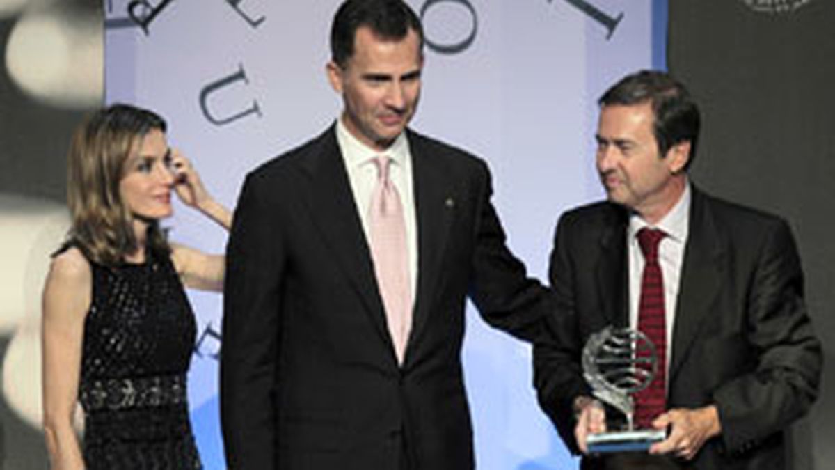 Los Príncipes de Asturias, tras entregar al escritor madrileño Javier Moro, el galardón de ganador de la 60 Edición del Premio Planeta de Novela en Barcelona. Foto: EFE