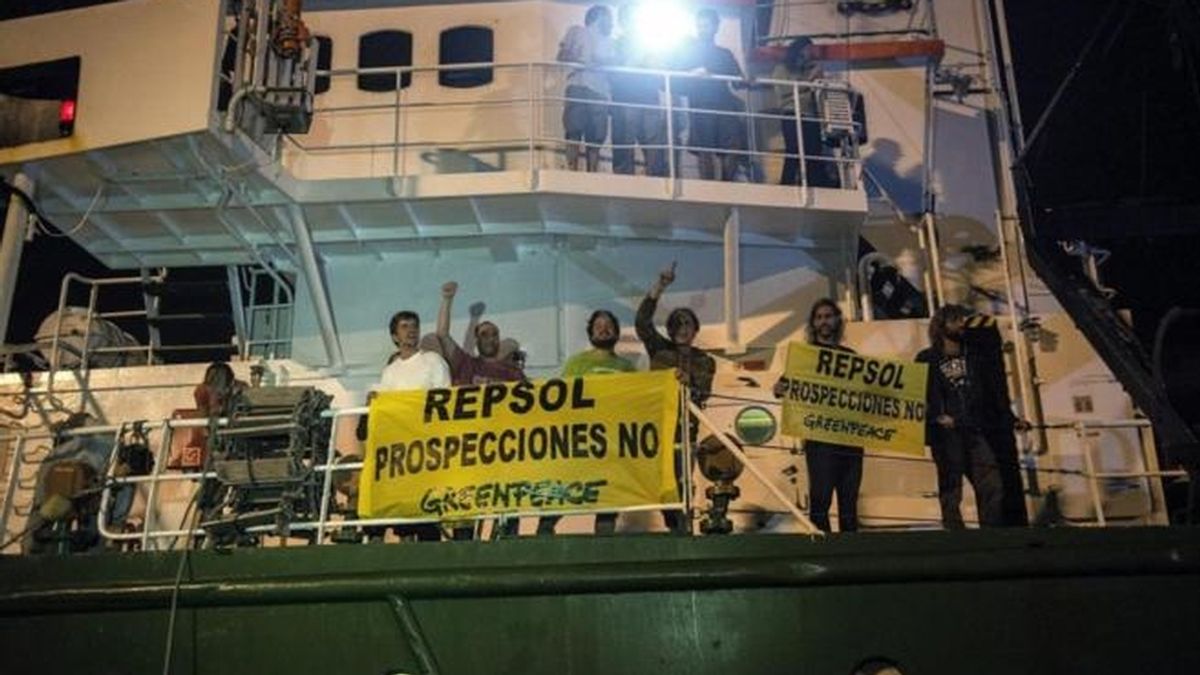Retenido en barco de Greenpeace que se enfrenta a las prospecciones en Canarias
