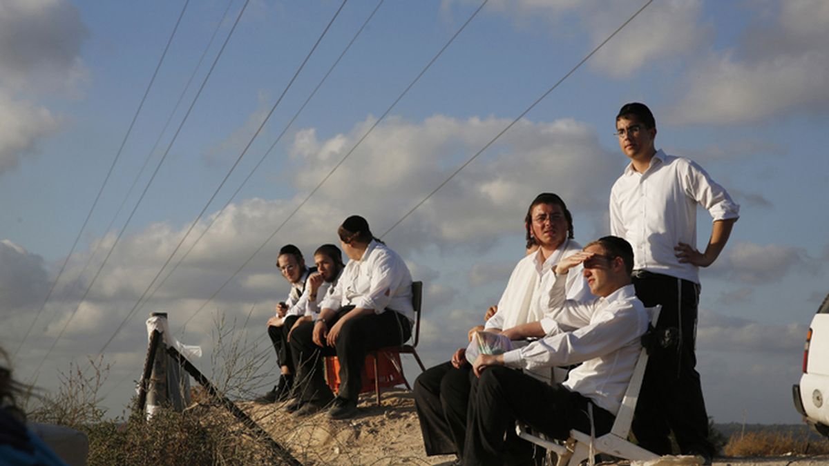Jóvenes ortodoxos judíos contemplan desde Sderot los bombardeos israelíes sobre Gaza