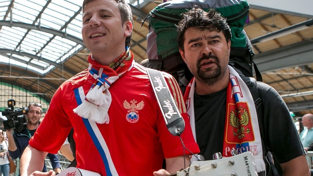 Los aficionados de Rusia y República Checa juegan su particular partido