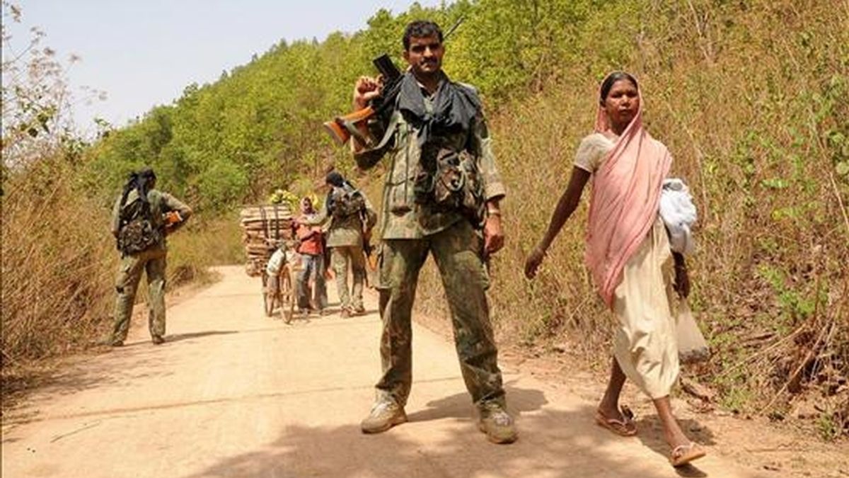 Agentes de las Fuerzas de Seguridad indias vigilan tras un encontronazo con maoistas que intentaban boicotear la jornada electoral en Basadera, a unos 65 kilómetros de Jamshedpur, Jharkhand (India) ayer, 23 de abril. EFE