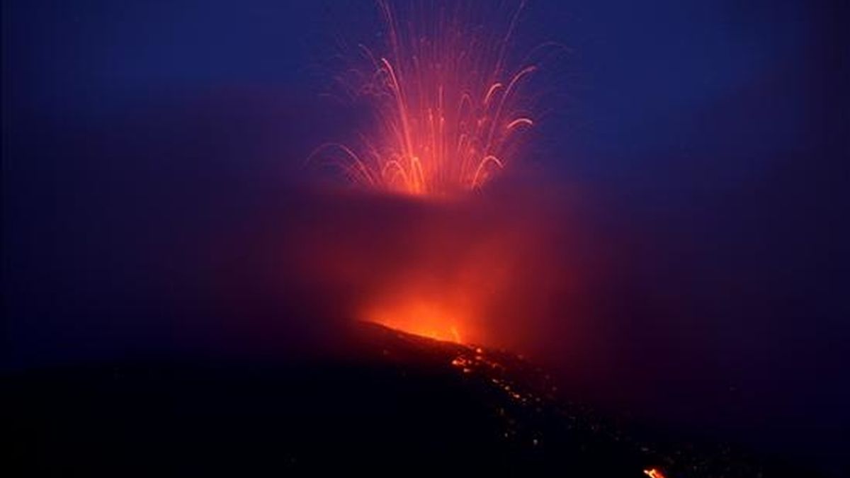 El volcán Tungurahua, situado en el centro de los Andes de Ecuador, en su proceso erupción el pasado 5 de diciembre de 2010, visto desde Juive Grande (Ecuador). EFE/Archivo