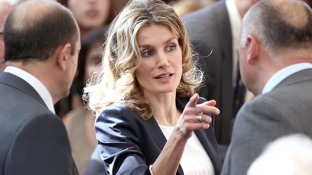Letizia, manga 3/4 y ondulaciones; ¿Se esconde ahora?