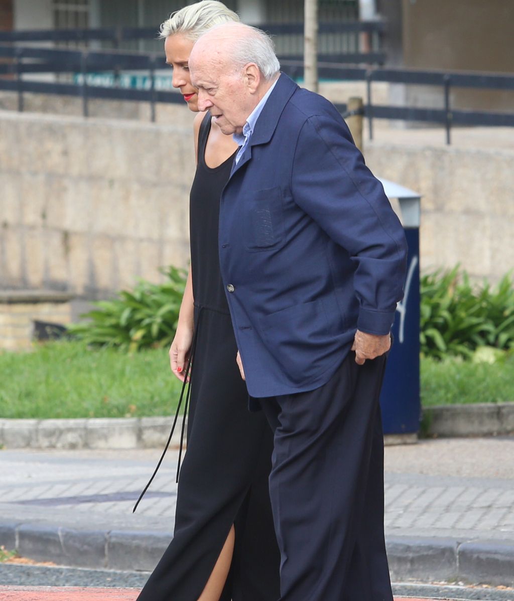 Sus compañeros de partido y amigos arropan a la familia