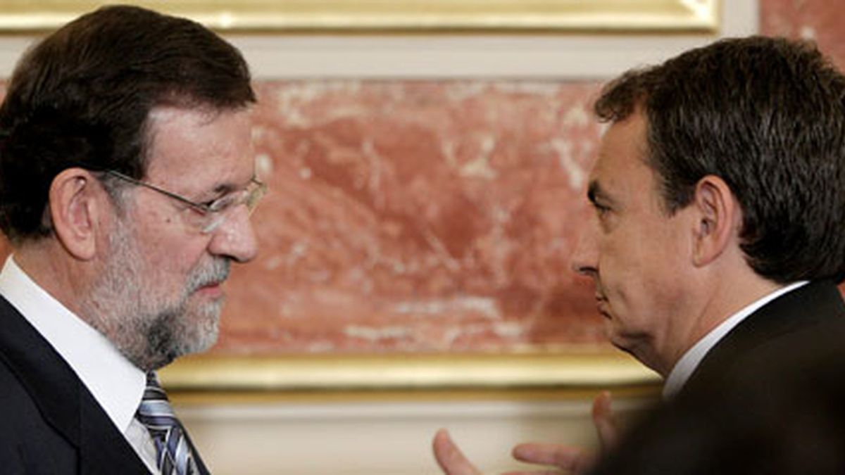 Mariano Rajoy conversa con José Luis Rodríguez Zapatero