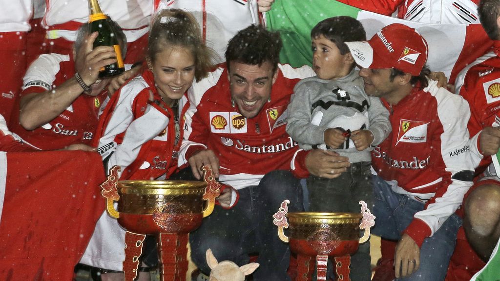 Fernando Alonso presume de novia en su victoria de Shanghái