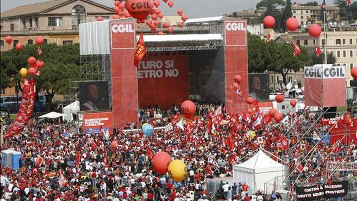 Centenares de miles de trabajadores se han manifestado en Roma en contra de las medidas anticrisis del Gobierno Berlusconi. Vídeo: Atlas.