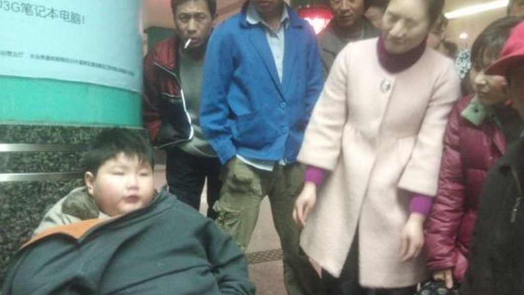 Sus padres lo dejan tirado en la calle por ser obeso