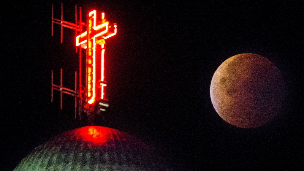 El eclipse lunar visto desde la Basílica de Koekelberg, Bruselas