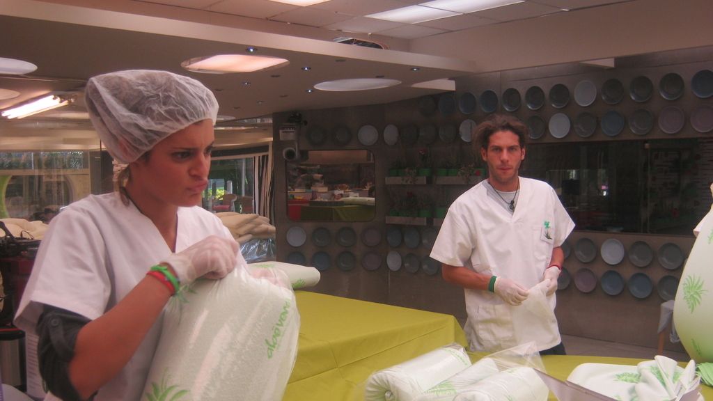 Los concursantes empaquetaron la almohada solidaria de Gran Hermano