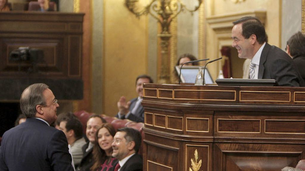 Forentino Pérez saluda al Presidente del Congreso, José Bono, ante la atenta mirada de 'La Oreja de Van Gogh'