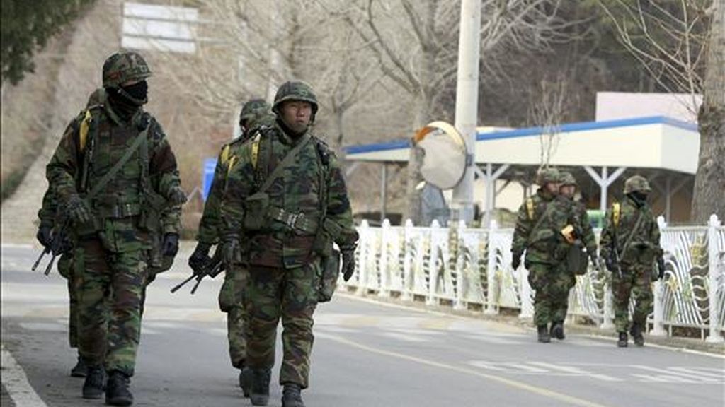 Soldados surcoreanos patrullan hoy por las calles de la isla de Yeonpyeong, Corea del Sur. La tensión sigue subiendo por las advertencias de Corea del Norte, que ha anunciado que atacará si los ejercicios militares conjuntos de EEUU y Corea del Sur violan su territorio. EFE