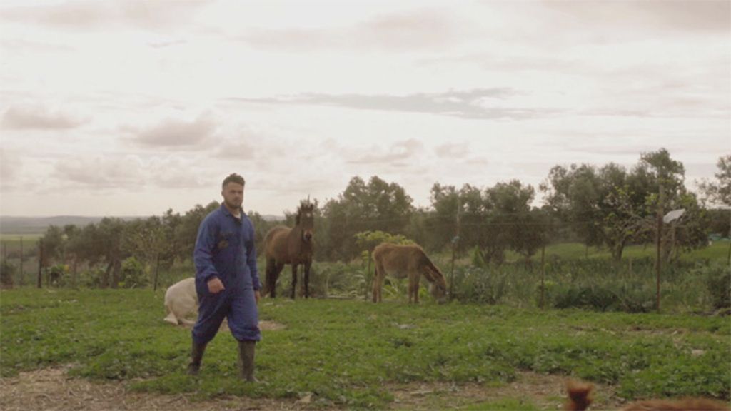 Apasionado de las cabras, quiere un amor para toda la vida