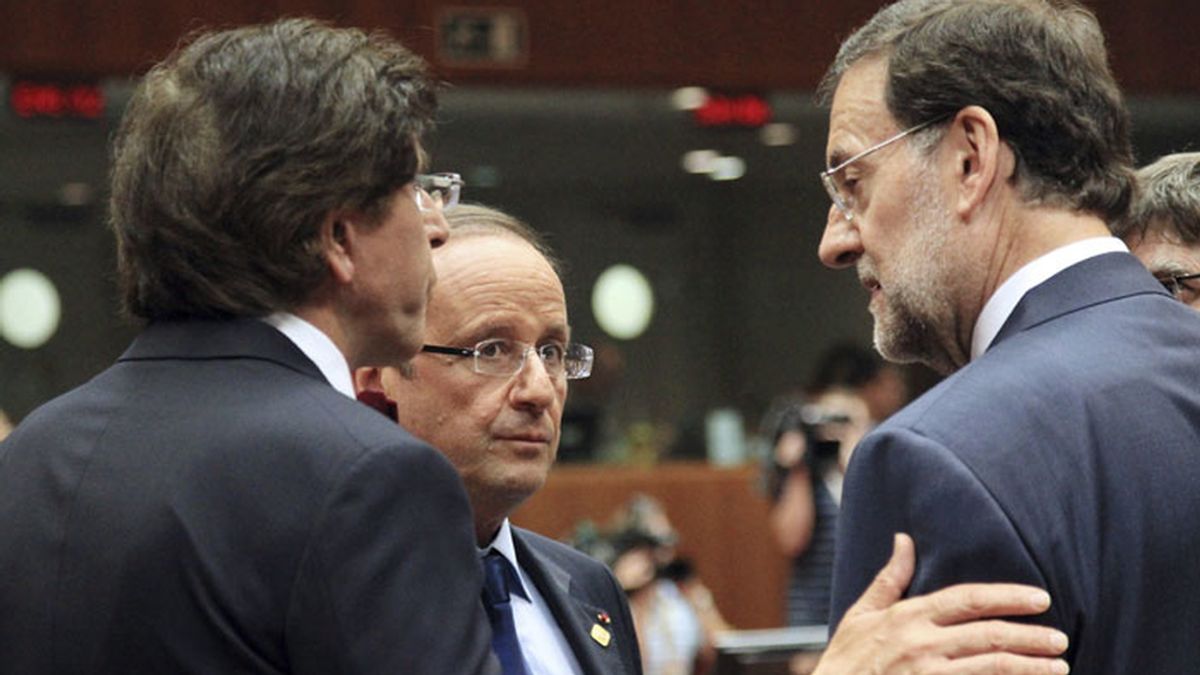 El presidente español Mariano Rajoy conversa con el presidente francés François Hollande y con el primer ministro belga Elio Di Rupo
