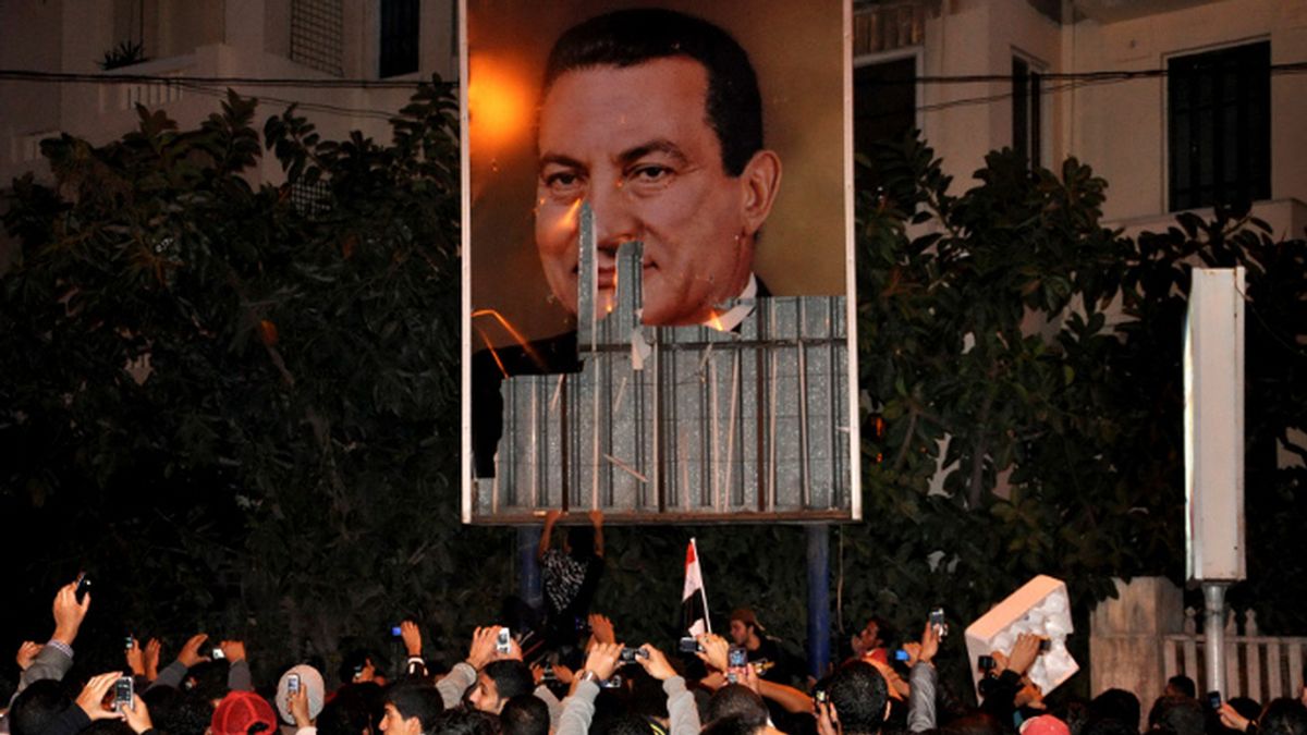 Miles de egipcios se manifiestan contra el régimen de Hosni Mubarak y reclamando mejoras sociales, económicas y políticas
