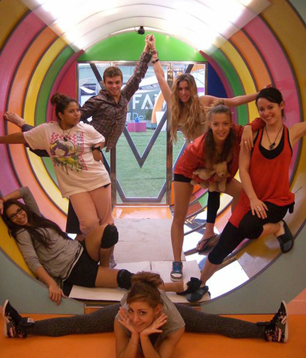 Adri, Yäela, Guille, Carla, Fanny, Sabela y Ali en el tubo multicolor