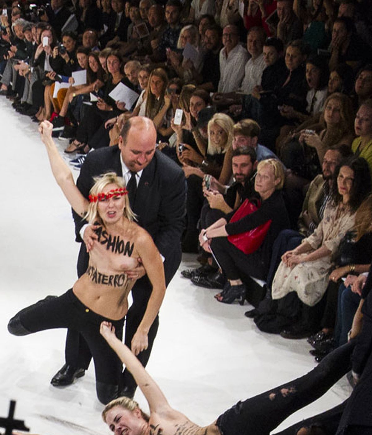 Activistas de Femen interrumpen un desfile de Nina Ricci en París