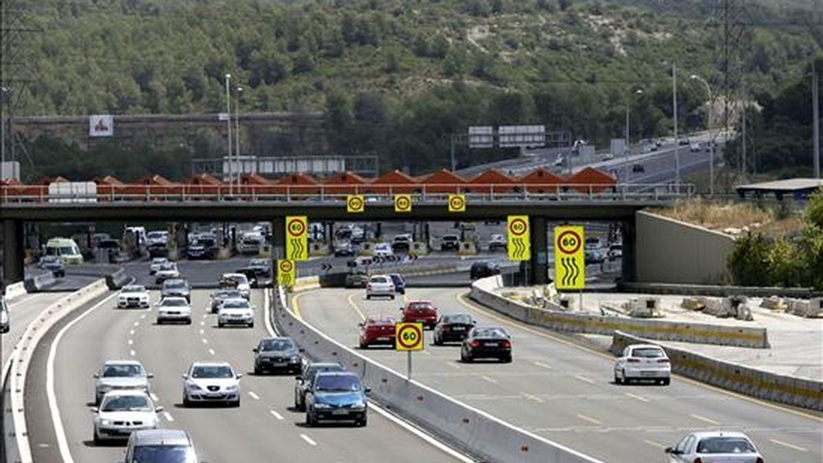 Los vehículos transitan con fluidez hoy por el peaje de Tarragona durante la operación de salida de vacaciones de agosto. EFE