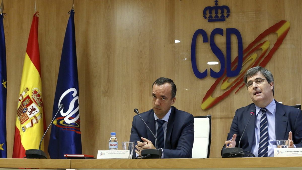 El presidente del Consejo Superior de Deportes, Miguel Cardenal (d), y el secretario de Estado de Seguridad, Francisco Martínez
