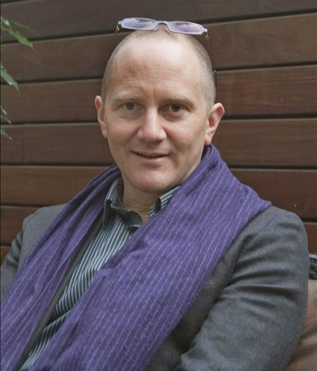 El escritor Chris Cleave, columnista del diario "The Guardian", se ha convertido con solo dos novelas en uno de los valores más sólidos de la actual narrativa británica. Ahora llega a España "Con el corazón en la mano", un relato de refugiados e identidades, a punto de interpretar en el cine Nicole Kidman. EFE El escritor Chris Cleave, columnista del diario "The Guardian", se ha convertido con solo dos novelas en uno de los valores más sólidos de la actual narrativa británica. Ahora llega a España "Con el corazón en la mano", un relato de refugiados e identidades, a punto de interpretar en el cine Nicole Kidman. EFE