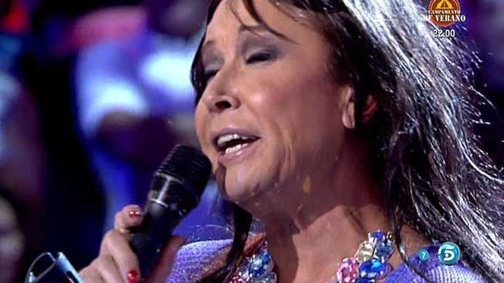 Mila se enfada y se quita el atrezzo