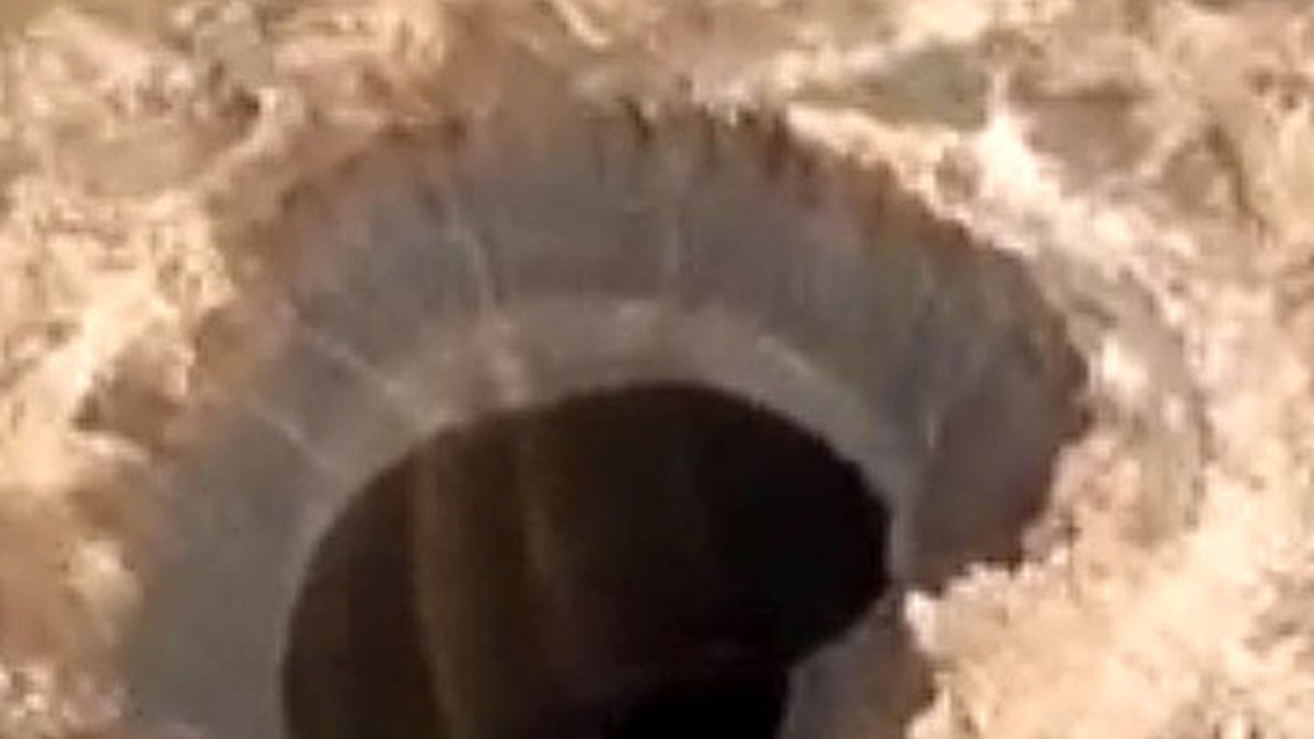 Aparece un misterioso cráter en Siberia