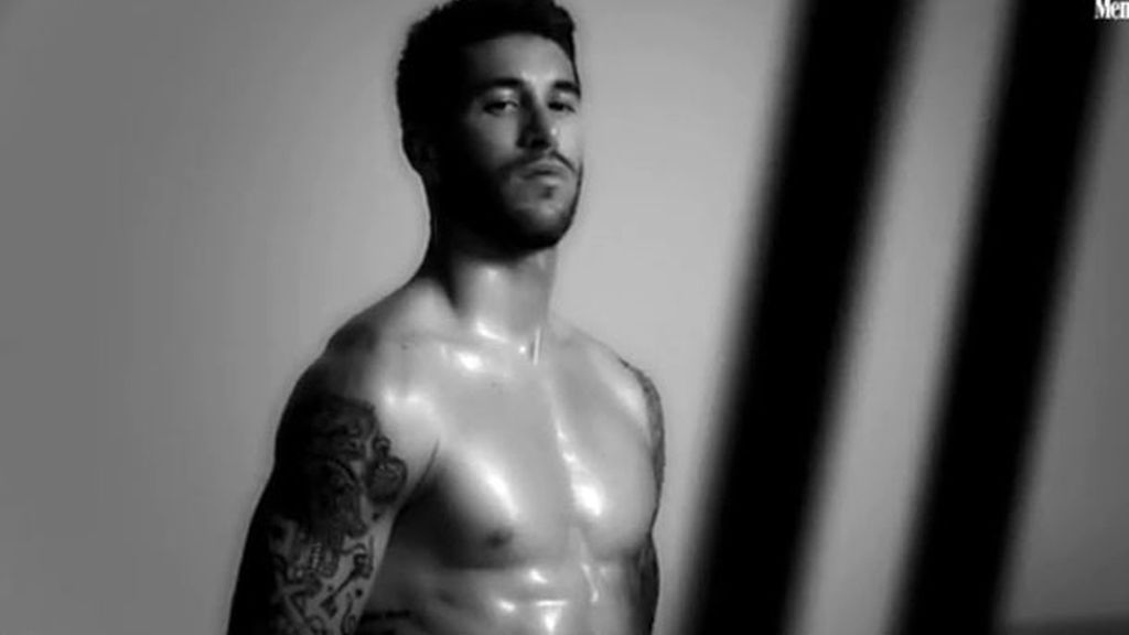 Sergio Ramos, posado de tatoos, músculos y... mensajito: "YO Rubio"