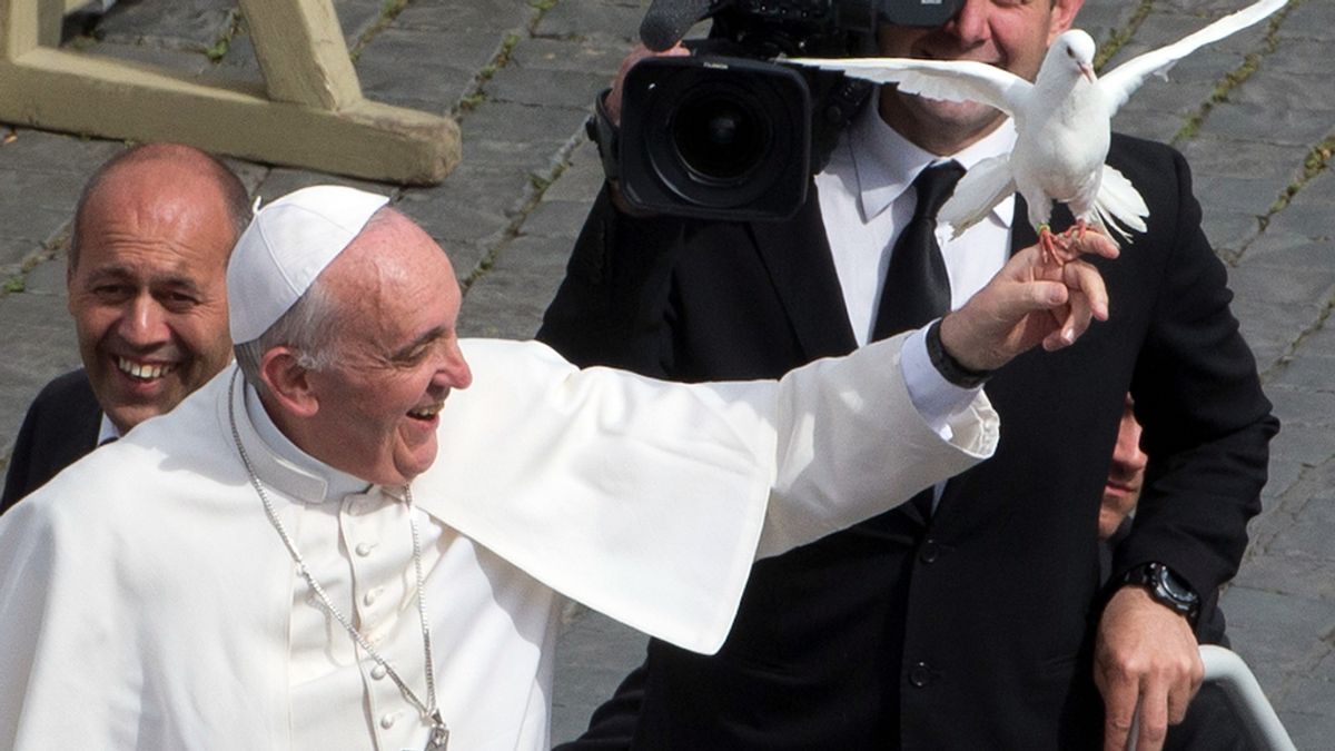 El Papa y la paloma de la paz