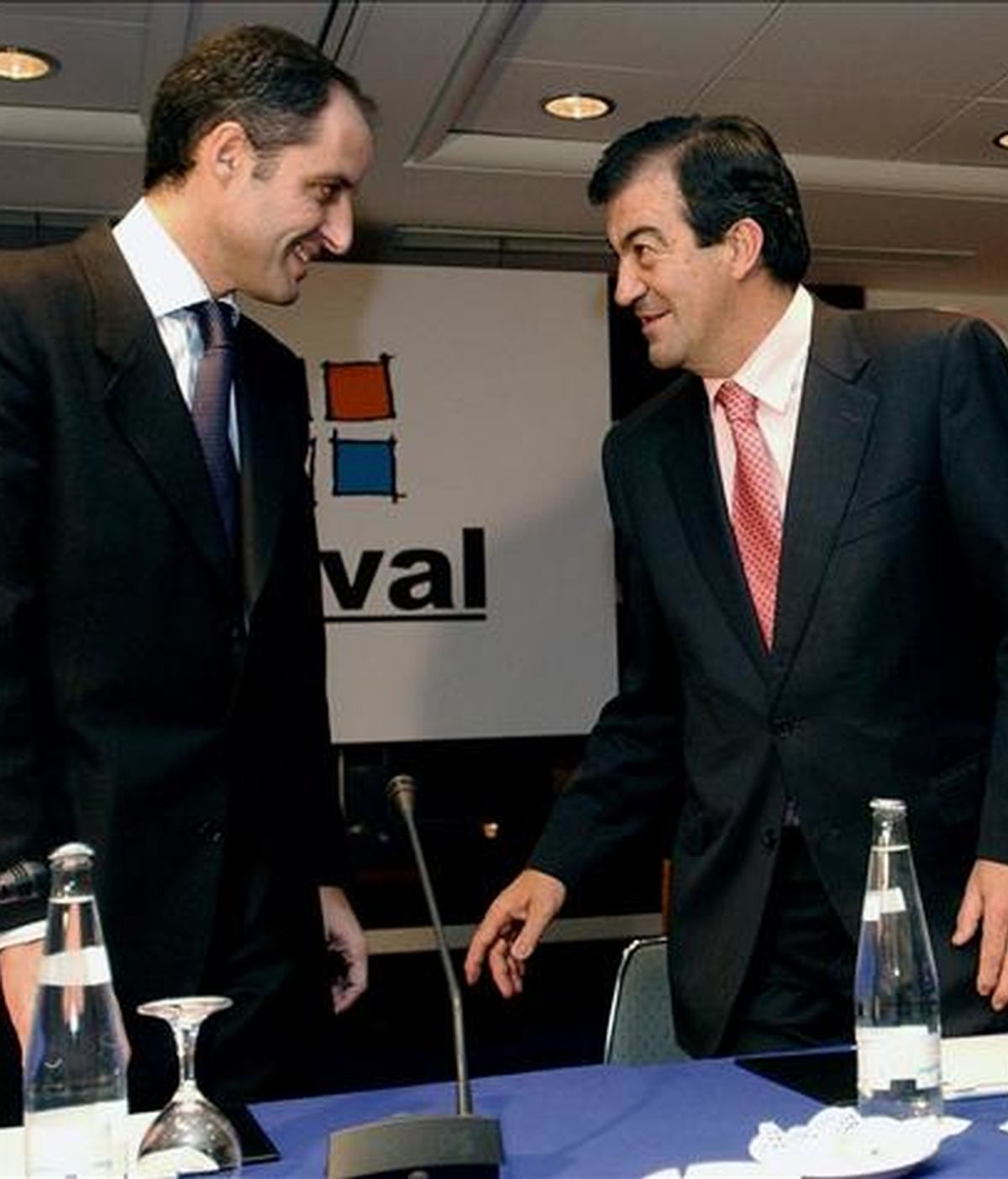 El presidente de la Generalitat, Francisco Camps (I) junto a Francisco Álvarez Cascos. EFE/Archivo