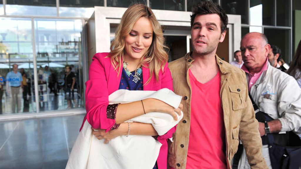 Alba Carrillo y Fonsi Nieto posan con su bebé pero no lo enseñan