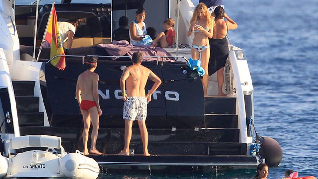 David Meca enseña a chapotear a Blanca Cuesta y Borja Thyssen