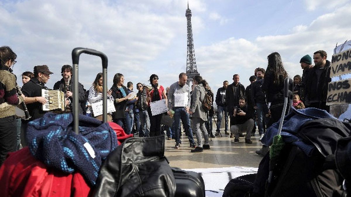 Españoles en París se manifiestan en la torre Eiffel