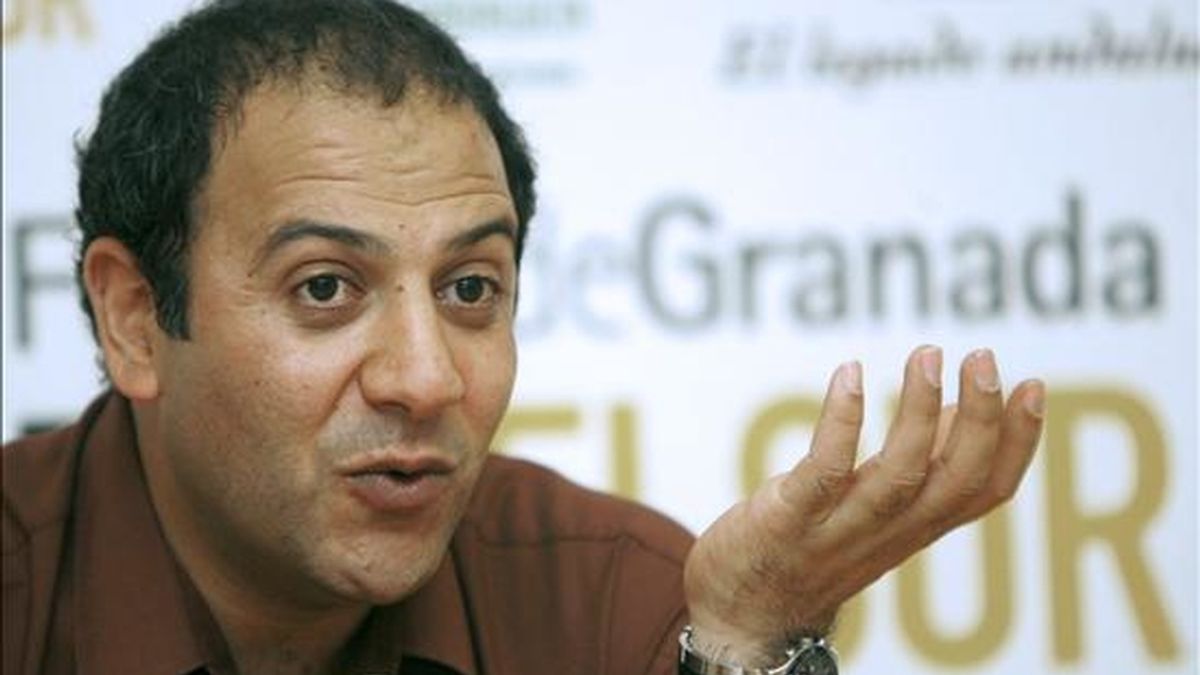 El director de cine iraní Behnam Behzadi, durante la rueda de prensa que ofreció tras la presentación de su película "Before the Burial", que participa en la sección oficial del Festival Cines del Sur, en Granada. EFE/Juan Ferreras