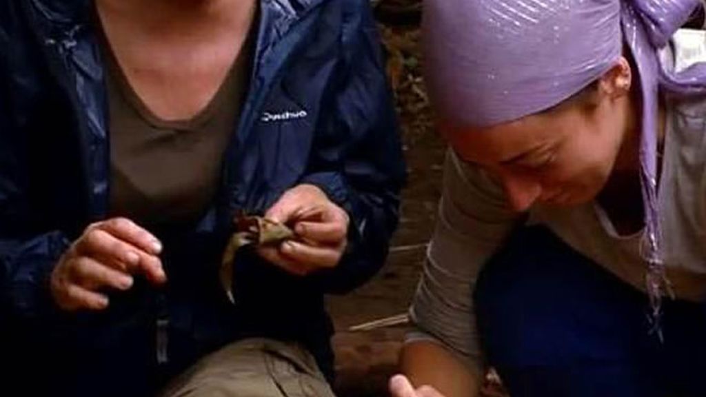 Los Moreno Noguera sorprendidos por la comida de la tribu