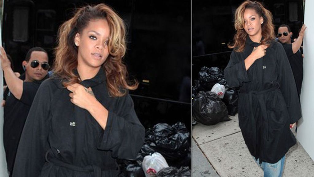 Rhianna de negro y con marca