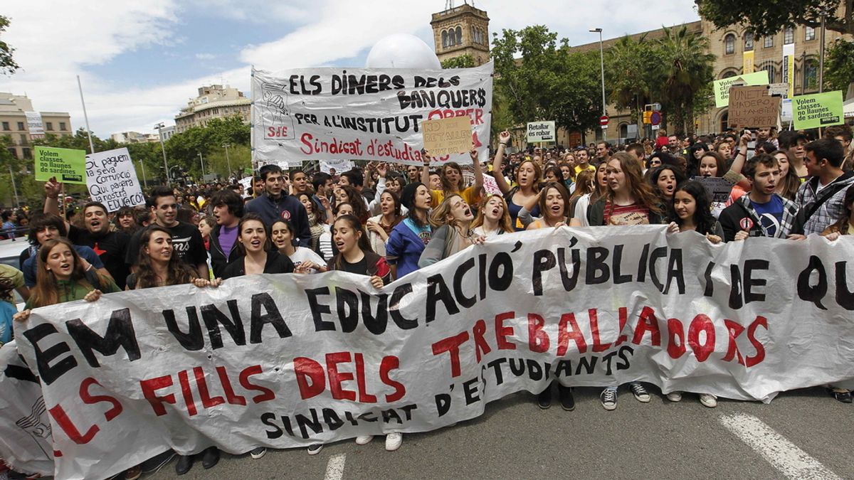 Estudiantes se manifiestan contra los recortes en Barcelona