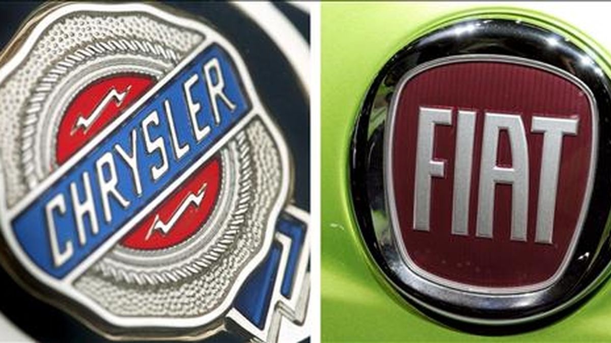 Combo de dos fotografías de archivo en la que se ve el logo de la constructora estadounidense de carros Chrysler (i), tomada el 19 de febrero de 2007 en Frankfurt (Alemania), y el logo de la italiana Fiat, tomada el 24 de septiembre de 2008, en Hanover. EFE