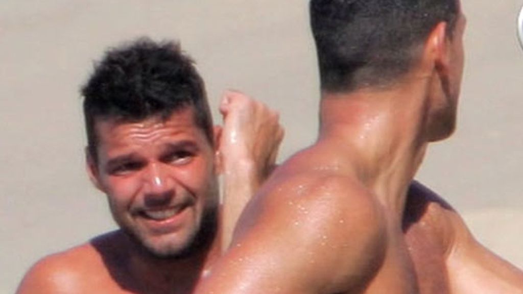 Ricky Martin luce 'cuerpazo' al sol