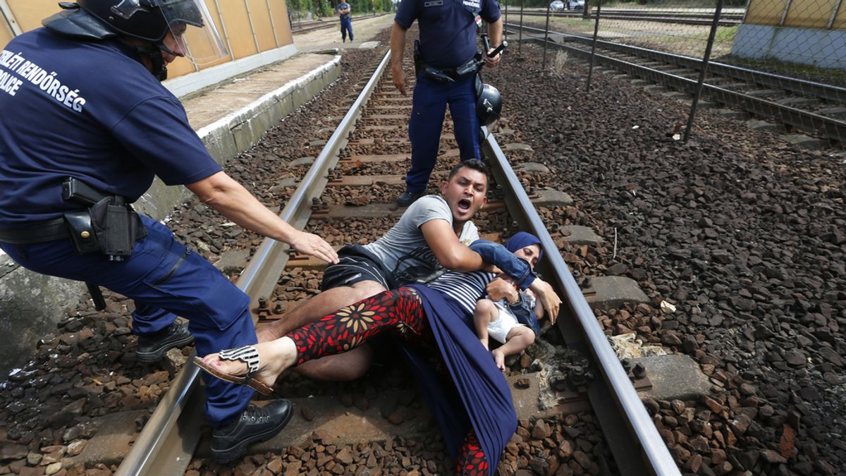 La Policía húngara obliga a bajar del tren a los refugiados que se dirigían a Austria