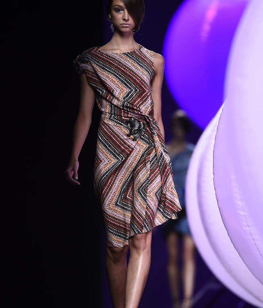 Bordados y drapeados rompen la geometría