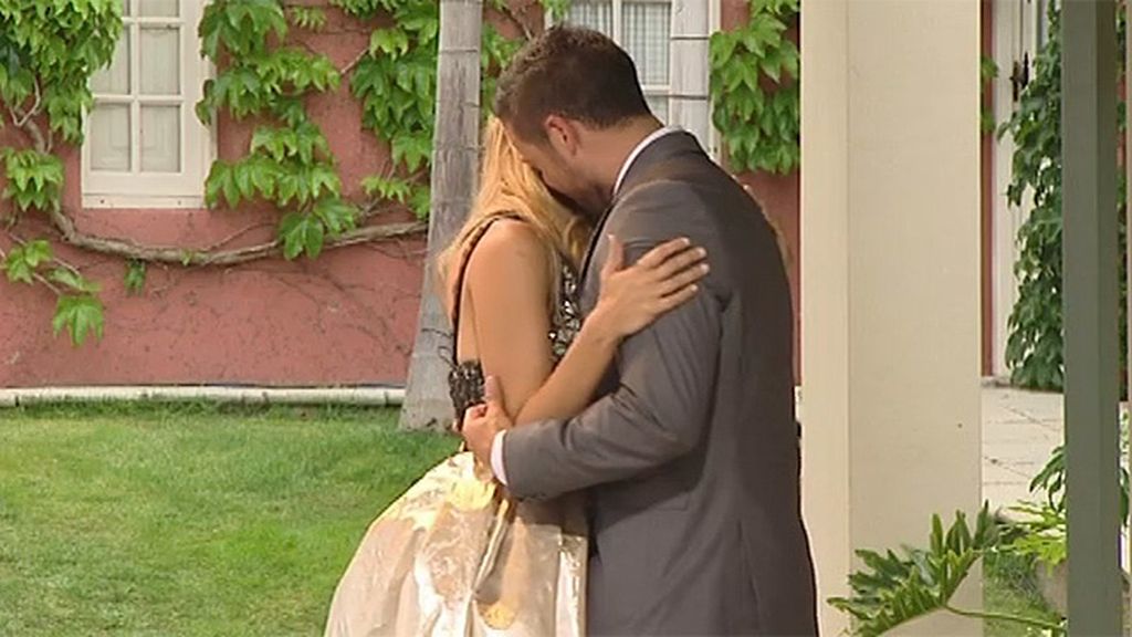 Pascual y Corina sellan su amor con un beso